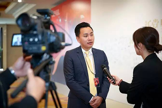 1492149525785252.jpg 會后,堂皇集團副總裁荊璟接受媒體采訪1.jpg